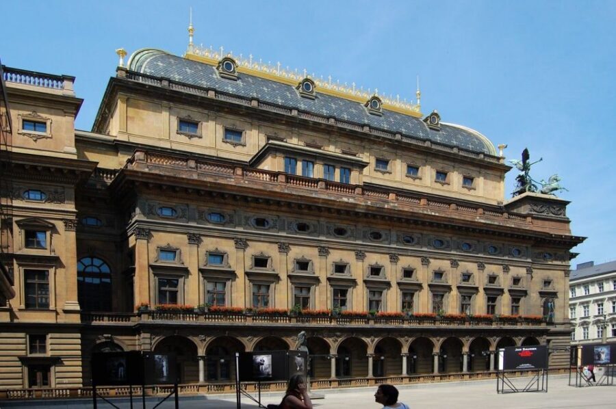 Prague Sightseeing Tour with Lunch - Prague Castle complex: where power leaves fingerprints