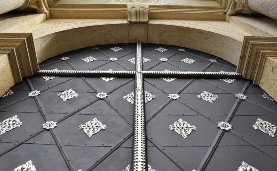 Prague: Skip-the-line Strahov Monastery and Library Tour - Strahov Gallery and the Basilica: art jumps across centuries