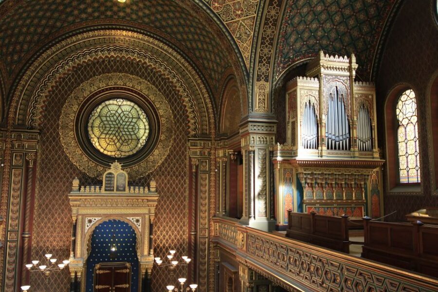 Prague: Synagogues and Jewish Quarter Private Walking Tour - Timing, rain plans, and what 150 minutes feels like