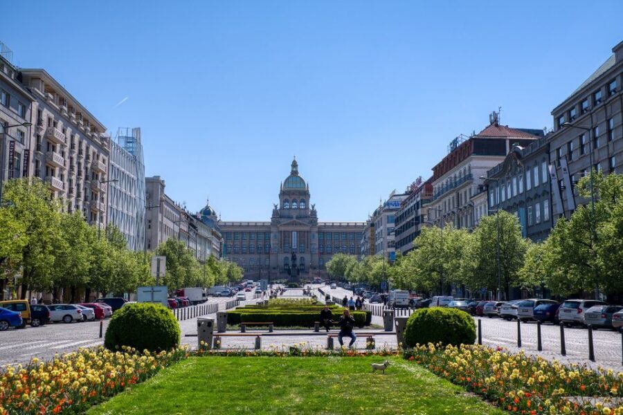 Prague Tour in Spanish - World wars, communism, and the Velvet Revolution: why politics still echoes in the streets
