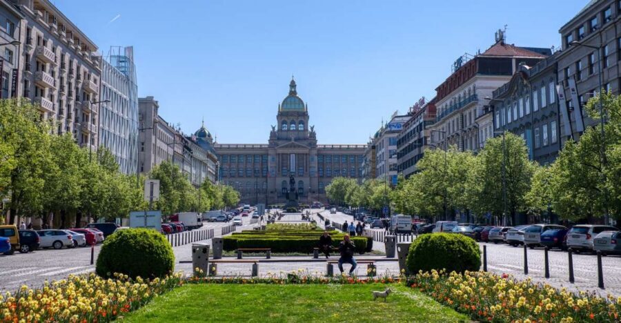 Prague Tour in Spanish - The Vltava River setting and the “hundred spires” mindset