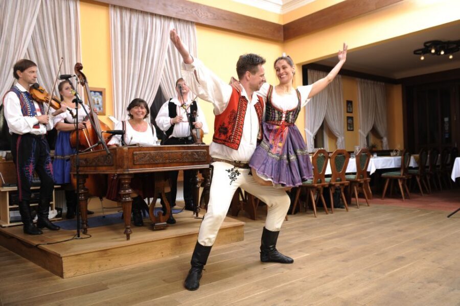 Prague: Traditional Folklore Evening with Dinner & Music - Getting There From Central Prague (and Why Timing Feels Tricky)