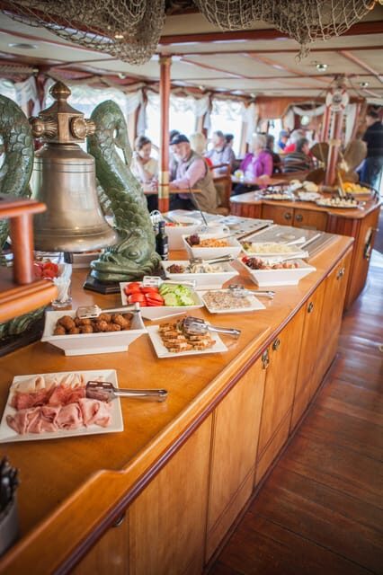 Prague: Vltava River Evening Dinner Cruise - Buffet dinner reality check: what to expect on your plate