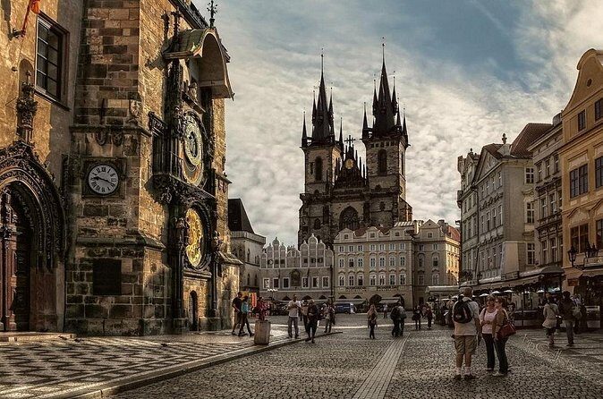 Private 4-hour City Tour of Prague with driver & official guide w/ Hotel pick up - Dancing House in 15 minutes: modern Prague in quick view