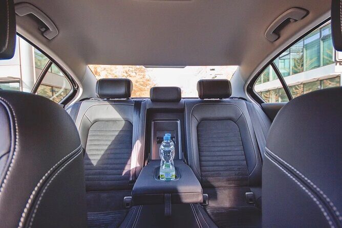 Private ARRIVAL Transfer by LIMOUSINE 3+1pax - Meeting Your Driver at Václav Havel Airport Without Guesswork