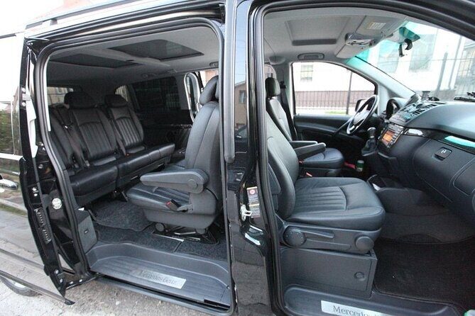 Private Transfer from Prague Airport to Prague City Hotels 1 - 7 pax - Arrivals Hall Meet-and-Greet: How You Find Your Driver