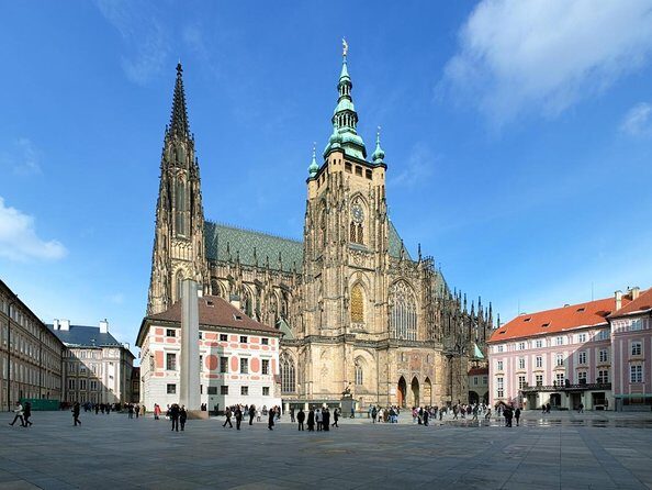 St Vitus Cathedral and Prague Castle Private Walking Tour - Where you start in Malá Strana and how the day begins