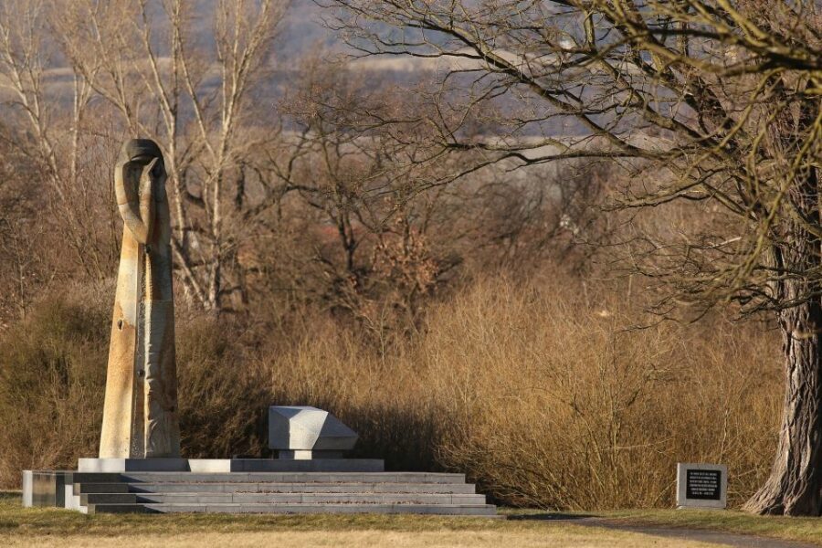Terezin: Guided Tour of the Concentration Camp and Museum - Leaving Náměstí Republiky: the day starts on schedule (or close)