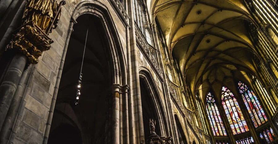 Tour of Prague Castle in italian language ticket included - St. Vitus Cathedral with an Italian lens
