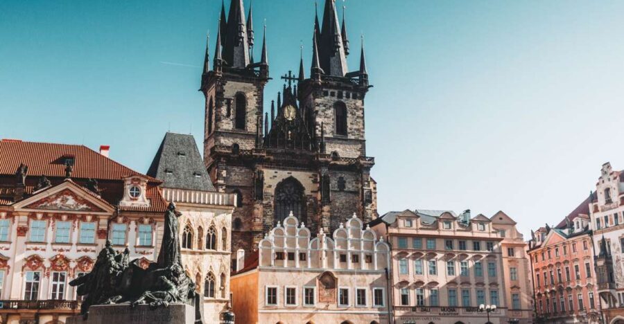 Walking tour of Prague in french: Old Town & Charles Bridge - Hussite-era Prague at full scale: Our Lady before Týn and the reform story