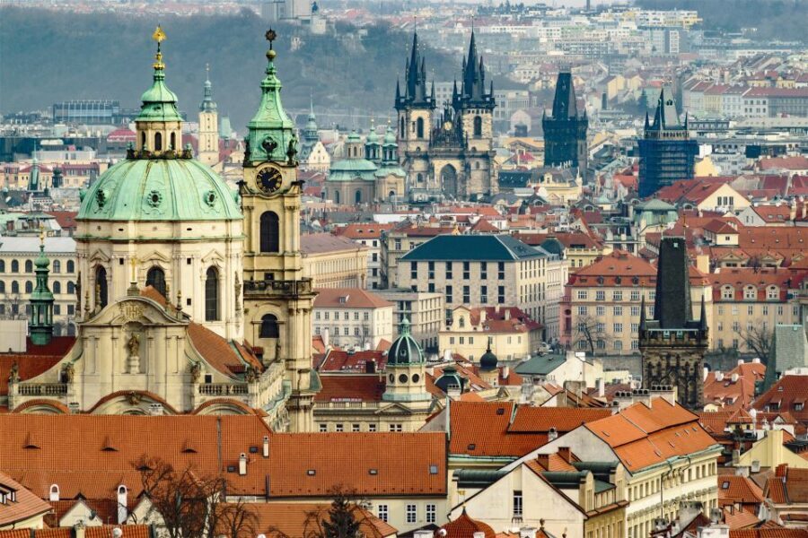 Walking tour of Prague in french: Old Town & Charles Bridge - From Týn yard to Old Town Square: where commerce and power overlap