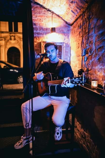 Wednesday Night Live Music with Cocktails - Kontakt Bar on a Wednesday: what the night feels like